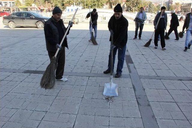 Mahkumlar Şehir Merkezinde Temizlik Yaptı