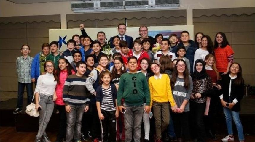 &Uuml;nl&uuml; Oyuncu Kurtuldu, Eski Komşularıyla Buluştu