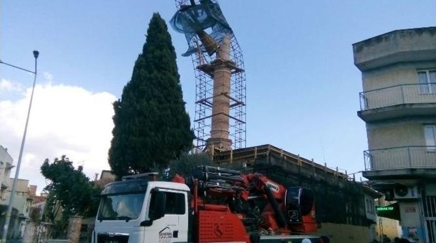 Fırtına 200 Yıllık Caminin Minaresini Devirdi
