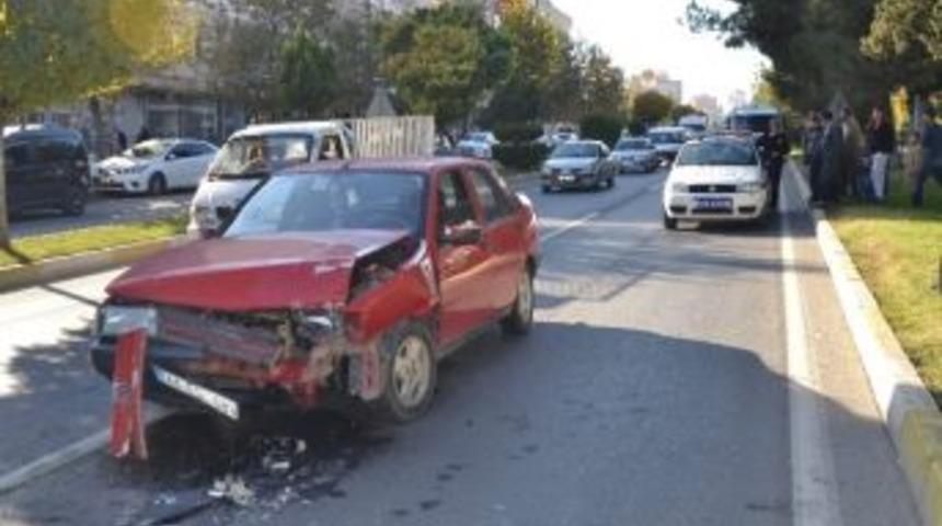 İki Otomobil &Ccedil;arpıştı: 1 Yaralı