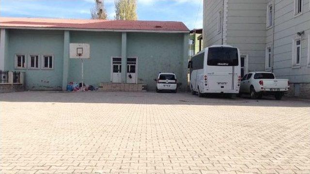 207 Kaçak Şahıs Kapalı Spor Salonuna Yerleştirildi