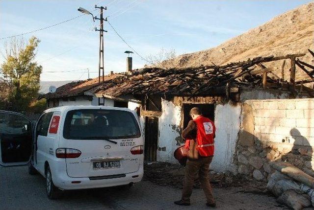 Yangında Sadece Kanepesini Kurtarabildi