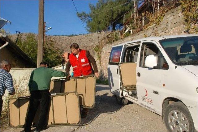 Yangında Sadece Kanepesini Kurtarabildi