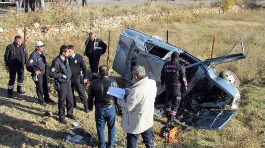 Trenle Otomobil &Ccedil;arpıştı: 2 &Ouml;l&uuml;