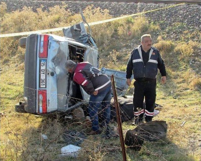 Trenle Otomobil Çarpıştı: 2 Ölü