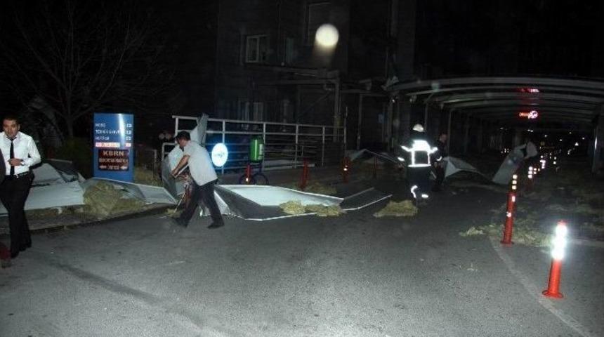 Bursa&rsquo;da Hastanenin &Ccedil;atısı U&ccedil;tu