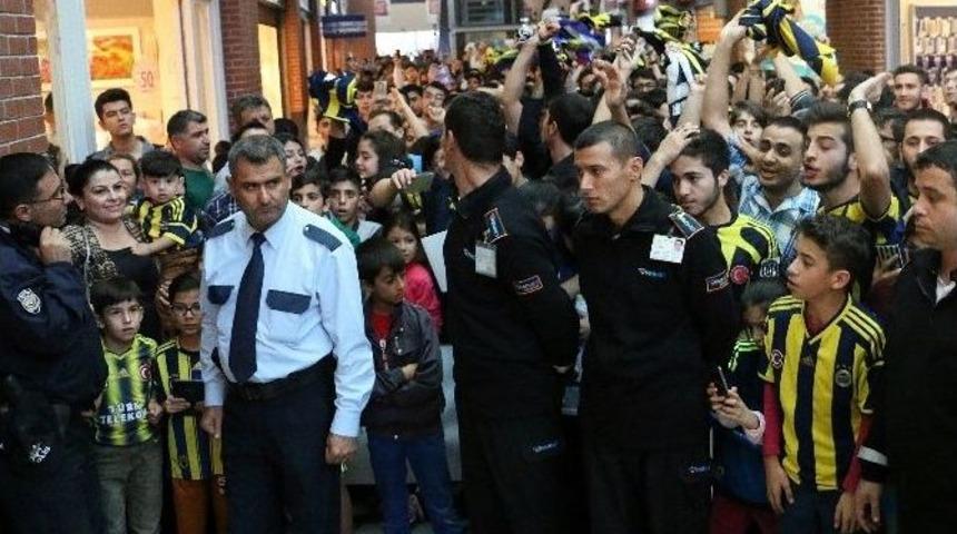 Fenerbah&ccedil;eli Oyuncular İmza Dağıttı