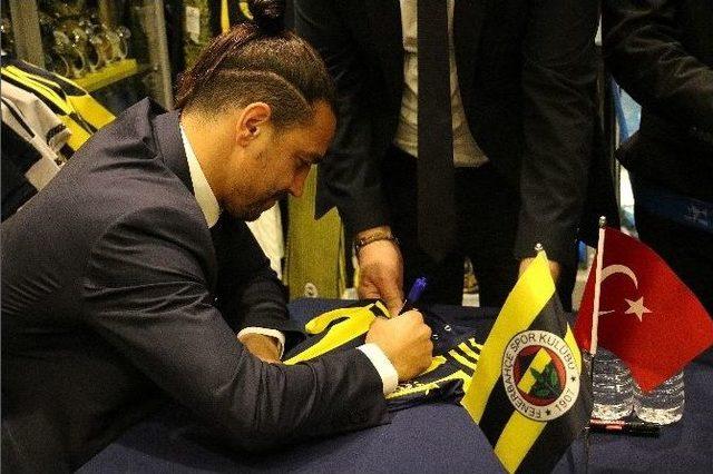 Fenerbahçeli Oyuncular İmza Dağıttı