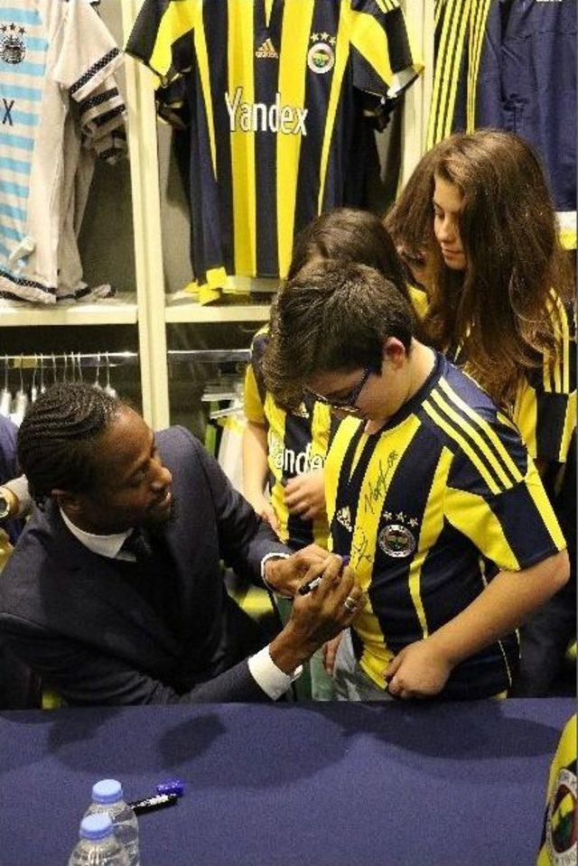 Fenerbahçeli Oyuncular İmza Dağıttı