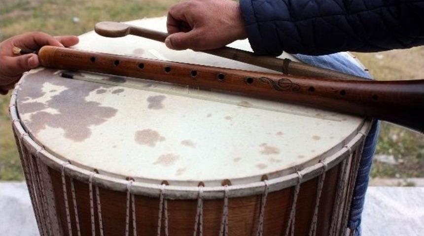 (&ouml;zel Haber) &lsquo;g&uuml;r&uuml;lt&uuml; Yasağı&rsquo; Kalktı, Davul-zurnacılar &lsquo;bayram&rsquo; Etti