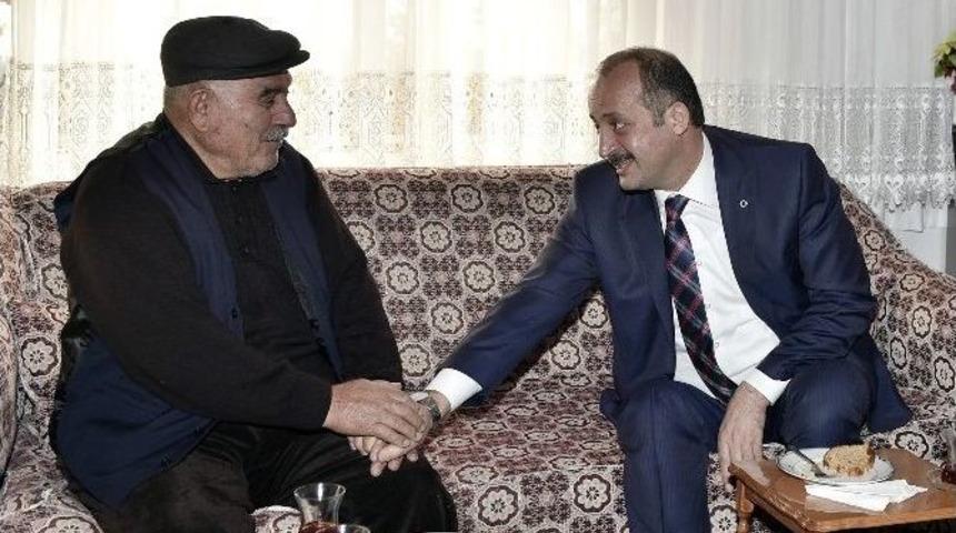 Mamak Belediye Başkanı Akg&uuml;l, Vatandaşları K&ouml;t&uuml; G&uuml;n&uuml;nde Yanlız Bırakmadı