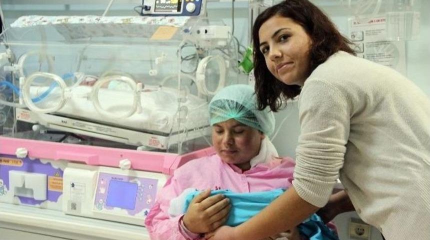 2 Yıllık Evliliklerini D&ouml;rt D&ouml;rtl&uuml;k Ta&ccedil;landırdılar