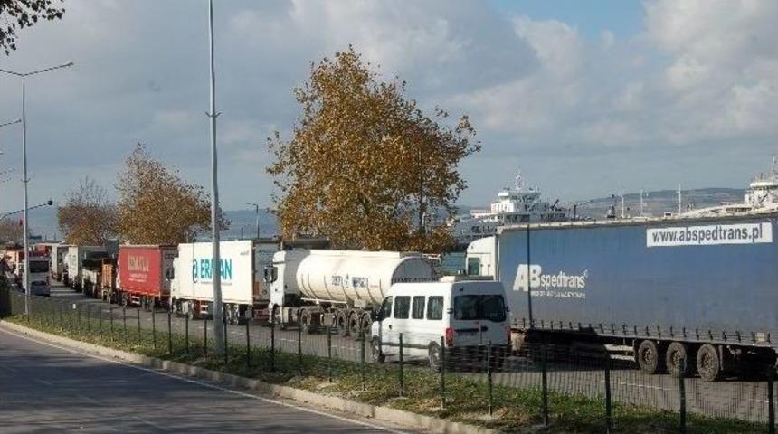 İptal Edilen Feribot Seferleri Ara&ccedil; Kuyruğuna Neden Oldu