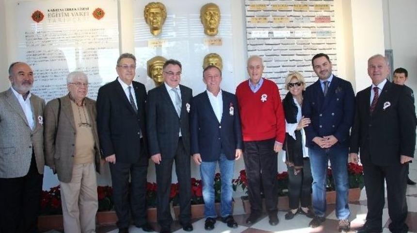 Ali Ağaoğlu’na Kabataş Lisesi Eğitim Vakfından Anlamlı Hediye