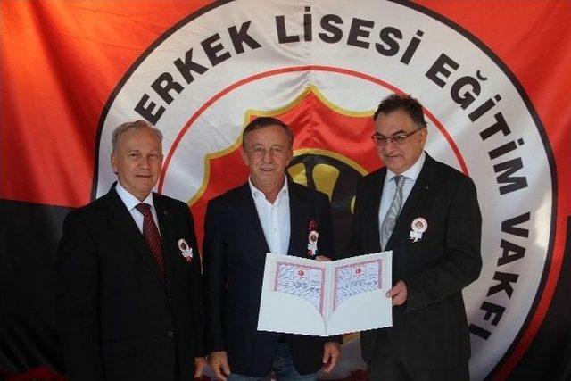 Ali Ağaoğlu’na Kabataş Lisesi Eğitim Vakfından Anlamlı Hediye