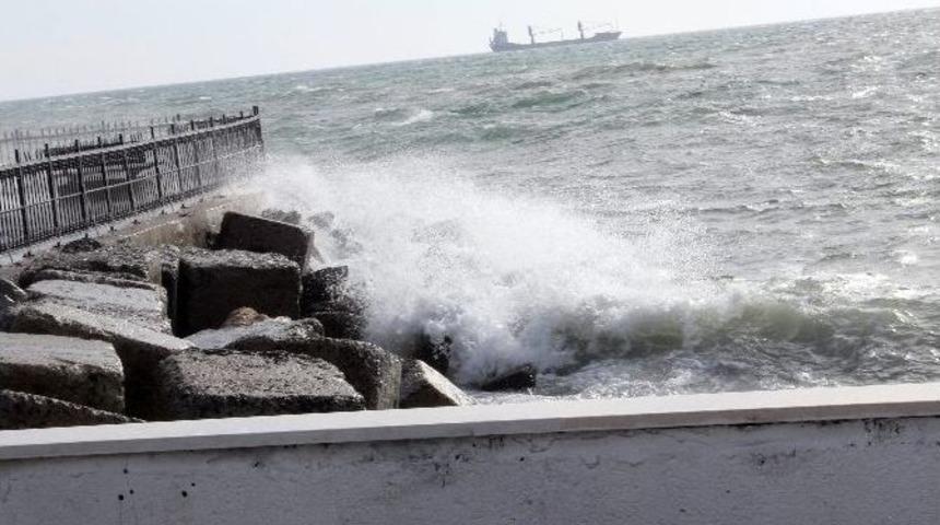 Lodosun Etkisiyle Kıyıya Vuran Dalgalar Sahilde Su Baskınlarına Neden Oldu