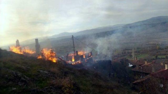 Kastamonu&rsquo;da Ahşap Beş Ev Yandı 1