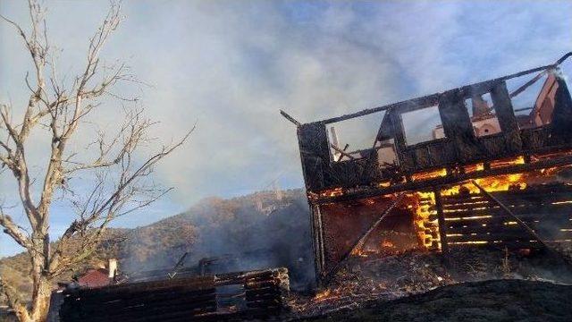 Kastamonu&rsquo;da Ahşap Beş Ev Yandı 2