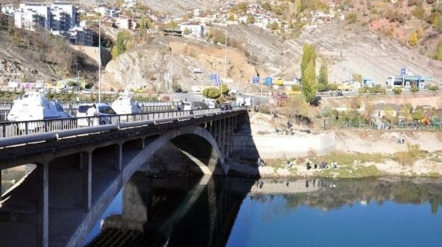 İntihar Eden Şahsın Cesedini Sudan &Ccedil;evik Kuvvet M&uuml;d&uuml;r&uuml; Ve Vatandaş &Ccedil;ıkardı