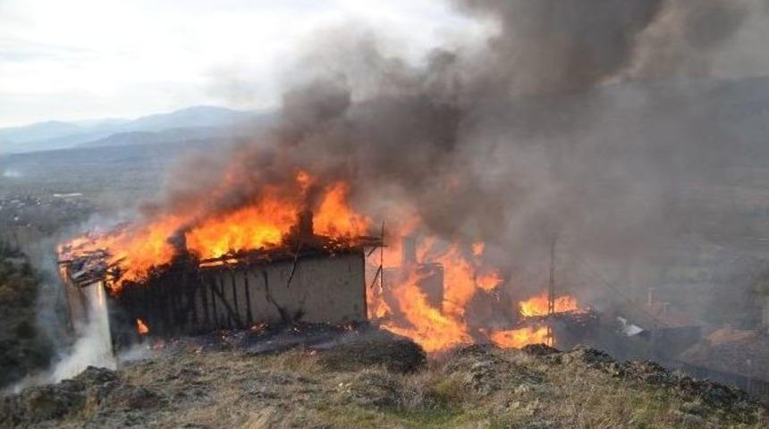 Tosya&rsquo;da 5 Ev K&uuml;l Oldu