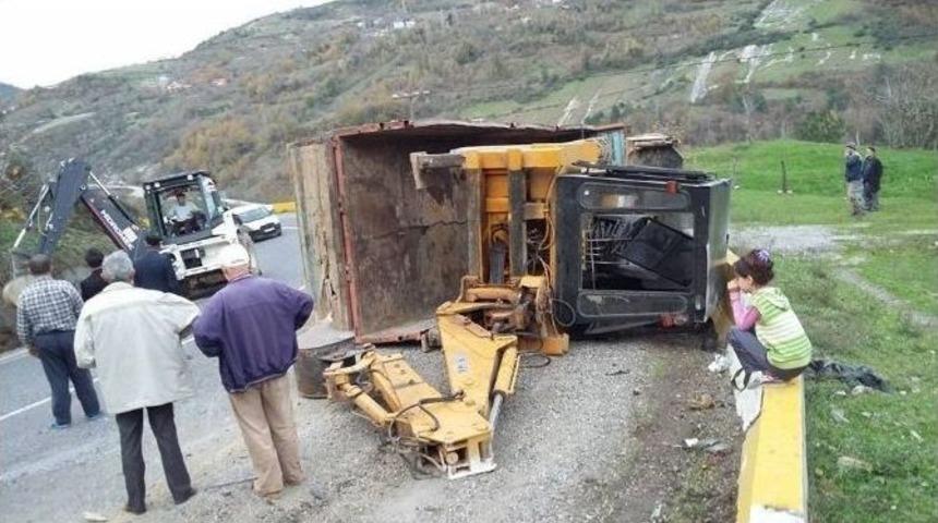 Freni Patlayan Kamyon Kaza Yaptı