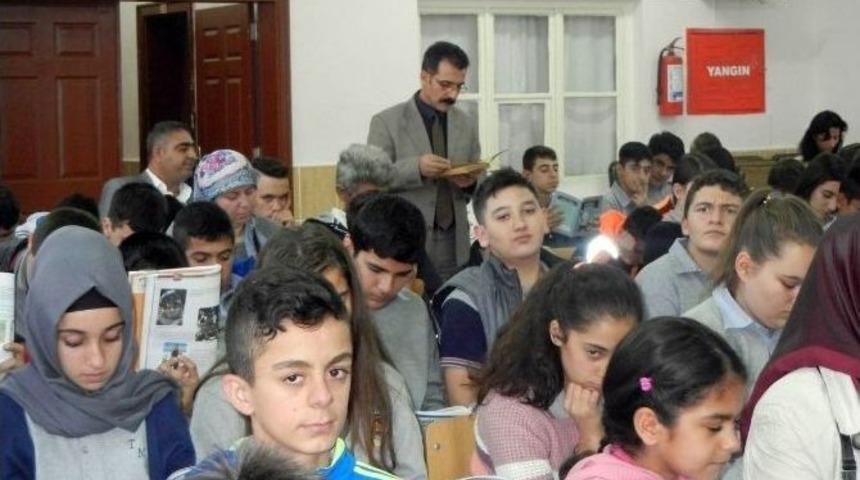 (&ouml;zel Haber) &Ouml;ğrenciler Okulda Anne Ve Babalarıyla Kitap Okumaya Başladı