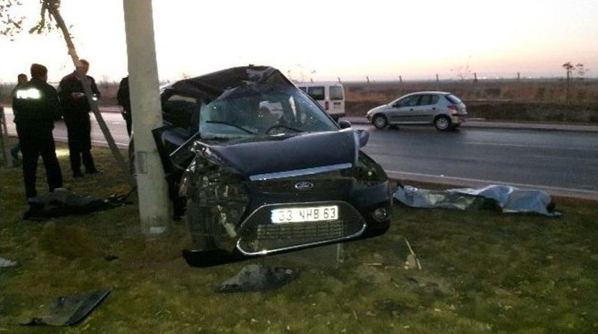 Otomobil Aydınlatma Direğine &Ccedil;arptı: 1 &Ouml;l&uuml;, 2 Yaralı