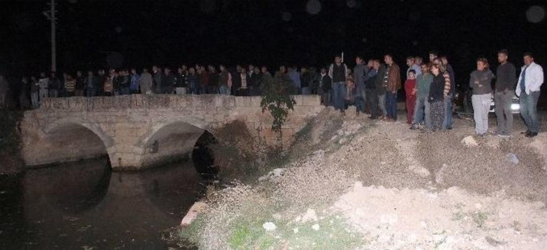 (&ouml;zel Haber) Deredeki Cesedi &rsquo;kapalı Gişe&rsquo; İzlediler