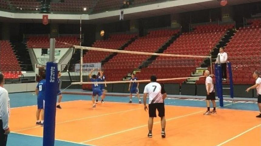 Voleybol Heyecanı S&uuml;r&uuml;yor