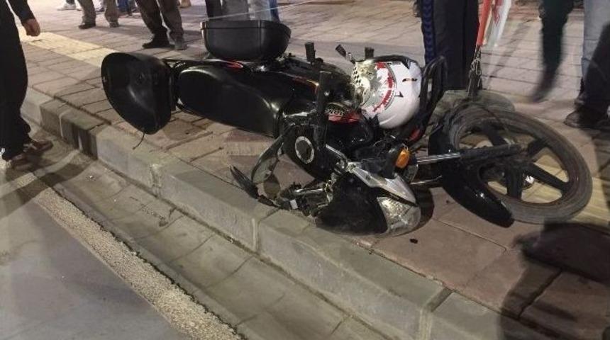 Otomobil İle Motosiklet &Ccedil;arpıştı: 2 Yaralı
