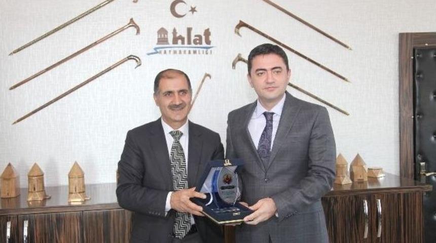 Kaymakam Tekbıyıkoğlu&rsquo;na Teşekk&uuml;r Plaketi