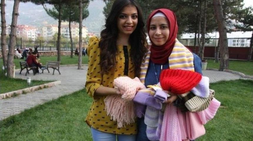 &Uuml;niversiteliler Bitlisli &Ouml;ğrenciler İ&ccedil;in Atkı Ve Şapka Topladılar