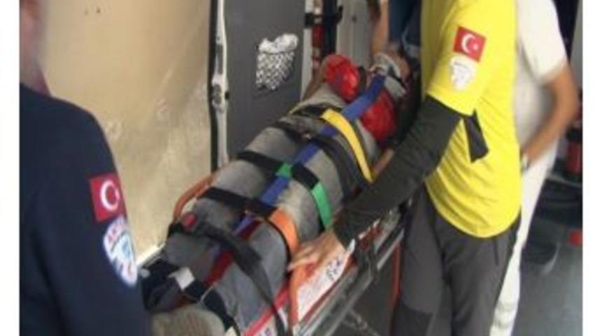 Arıza İ&ccedil;in Direğe &Ccedil;ıkan İş&ccedil;i Dengesini Kaybederek D&uuml;şt&uuml;