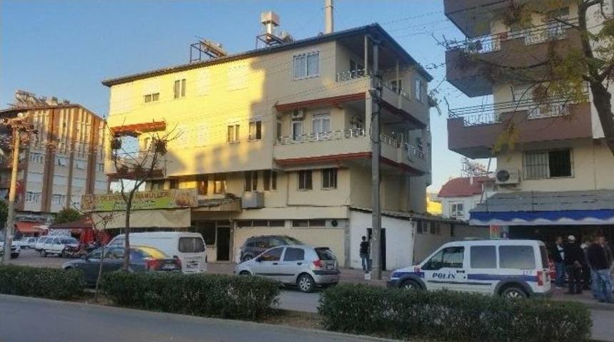 Temizlik İ&ccedil;in &Ccedil;ıktığı &Ccedil;atıdan D&uuml;ş&uuml;p &Ouml;ld&uuml;