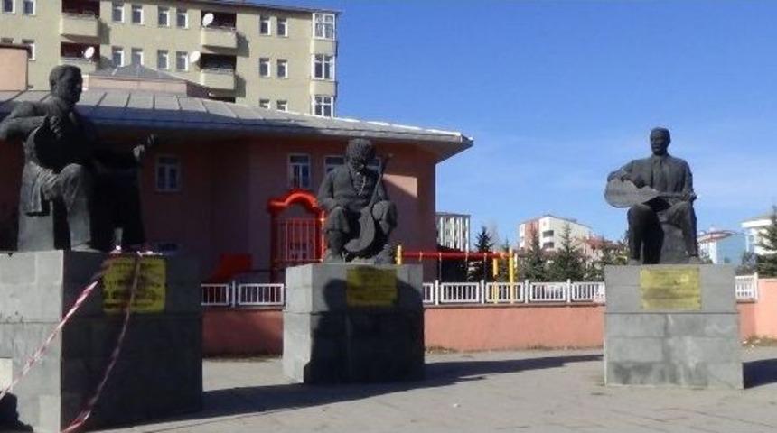 Aşık Şeref Taşlıova&rsquo;nın Sazı Yine Kırıldı