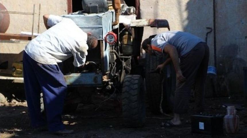 Yıllarca Hayalini Kurdu, Kendi Trakt&ouml;r&uuml;n&uuml; Yaptı