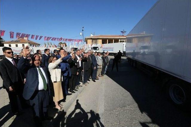 Büyükşehir’den Bayırbucak Türkmenlerini 17 Tır Yardım Malzemesi