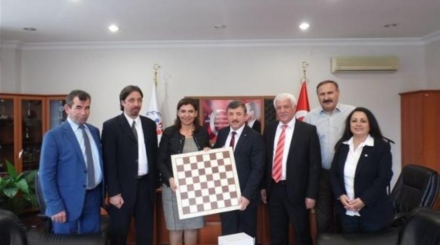 Satran&ccedil; Federasyonu Başkanı T&uuml;lay&rsquo;dan Spor İl M&uuml;d&uuml;r&uuml; Kaplan&rsquo;a Ziyaret