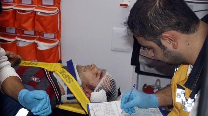 Freni Boşalan Trakt&ouml;r Eve Daldı: 2 Yaralı