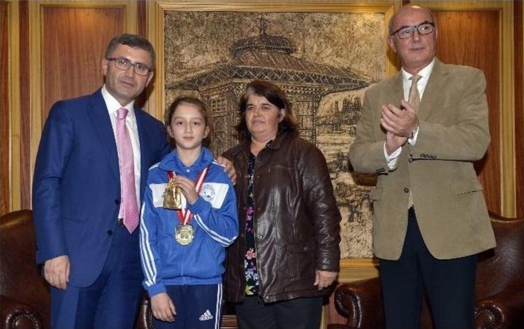 Başkan T&uuml;rkmen, Gen&ccedil; Sporcuları &Ouml;d&uuml;llendirdi