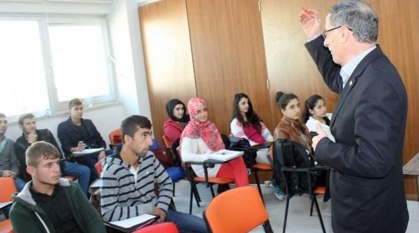 25 Yılını &Ccedil;ocuklara, 17 Yılını Da Gen&ccedil;lere Adadı