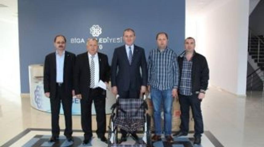 Biga Beşiktaşlılar Derneğinden Tekerlekli Sandalye Bağışı