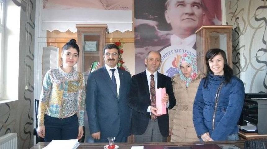 Devlet Korumasındaki &Ccedil;ocuklardan D&uuml;nya &Ccedil;ocuk Hakları G&uuml;n&uuml; Etkinliklerine Destek Veren Kurumlara Teşekk&uuml;r Ziyareti