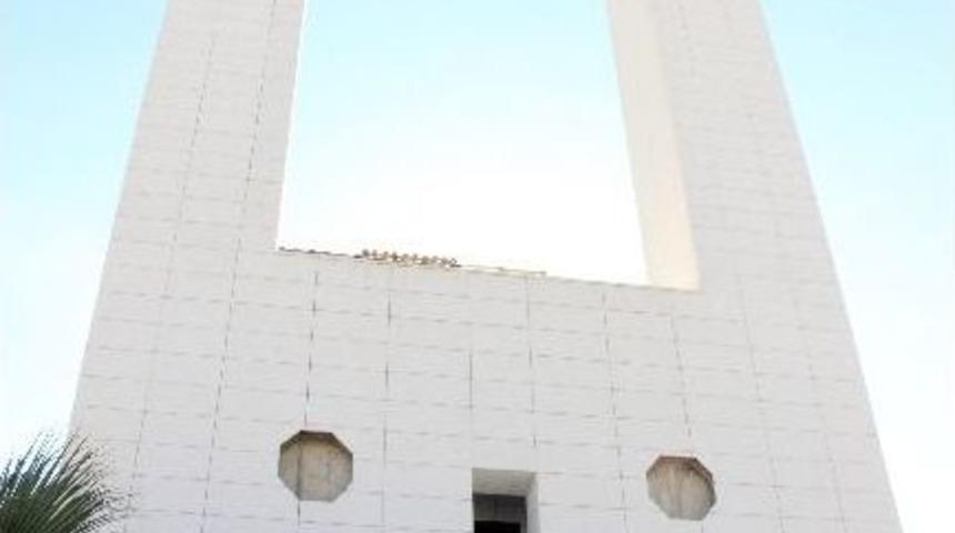 Cami Cemaatinin Kilise Modeli Minare Tepkisi