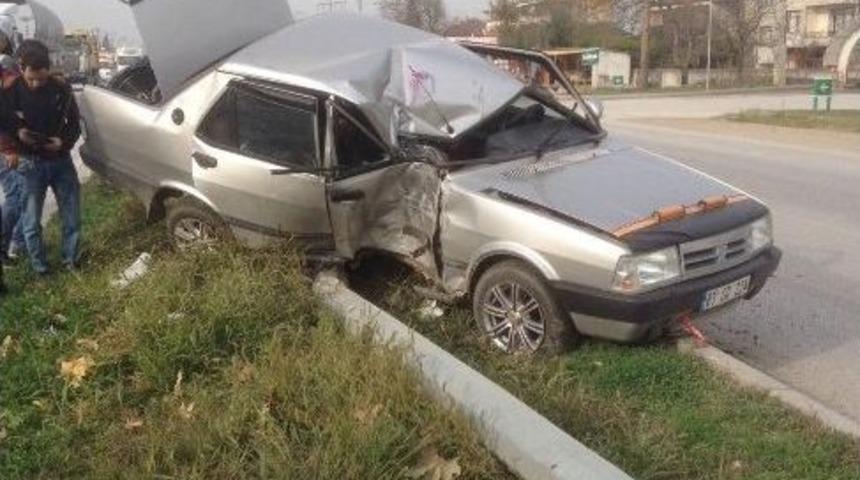 Otomobilin &Ccedil;arptığı Aydınlatma Direği Devrildi