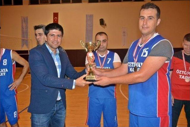 Demre’de Öğretmenler İçin Voleybol Turnuvası Düzenlendi