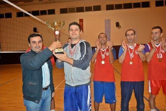 Demre’de Öğretmenler İçin Voleybol Turnuvası Düzenlendi