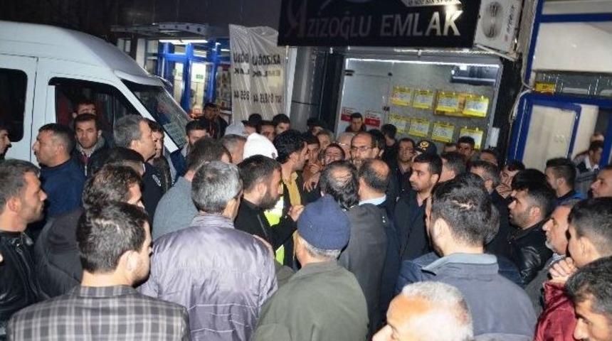 Minib&uuml;s Durağında Gerginlik