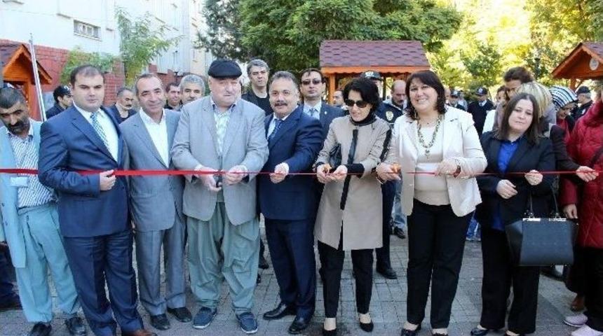 Polis Eşleri &Ouml;ğrenciler Yararına Kermes A&ccedil;tı