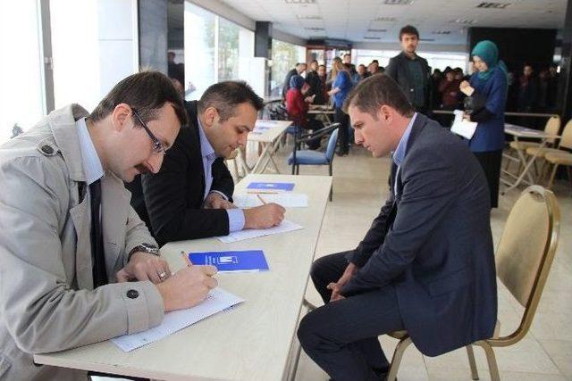 Kucaklarında Çocuklarıyla Destek Başvurusuna Geldiler